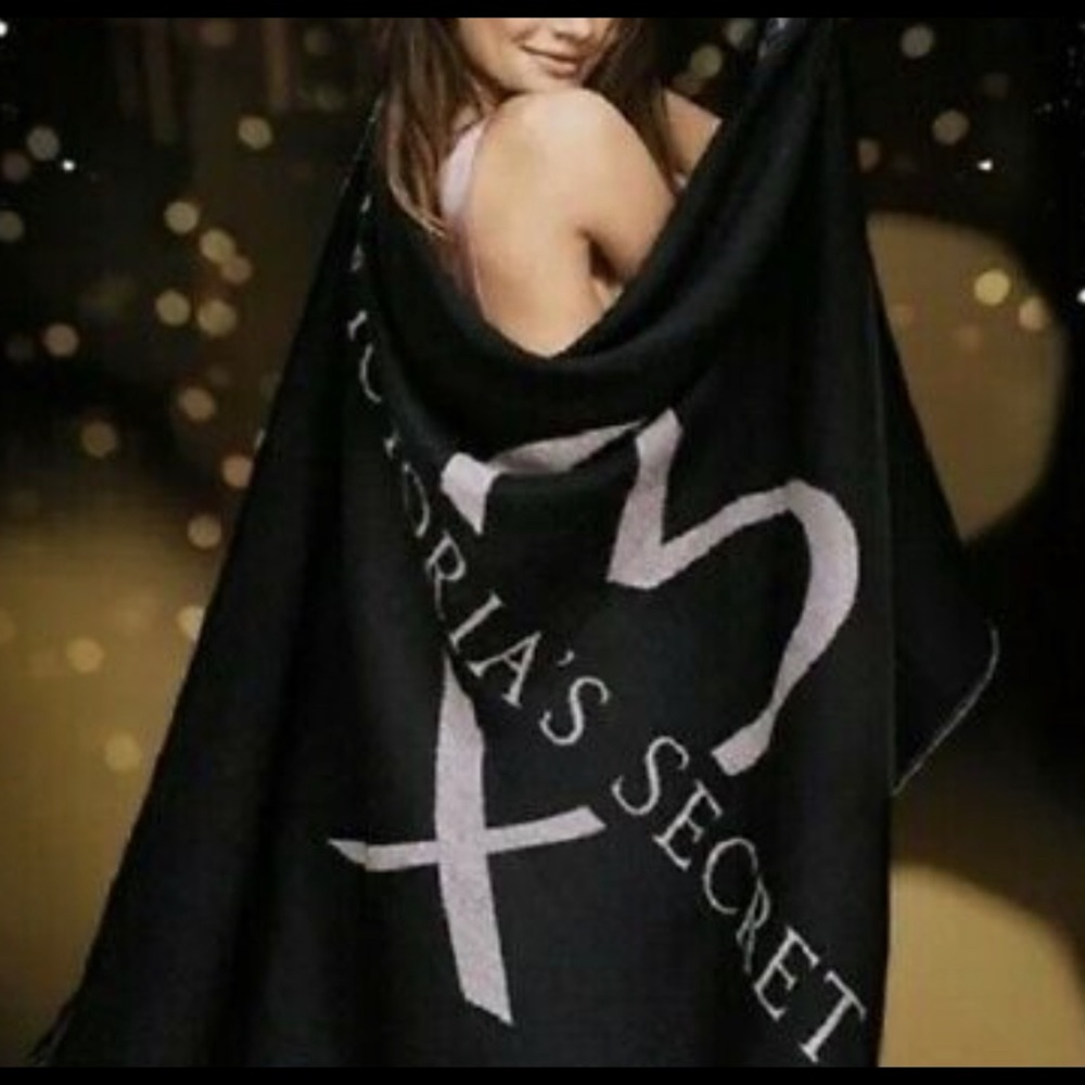 🎁 Victoria’s Secret Fringed Throw